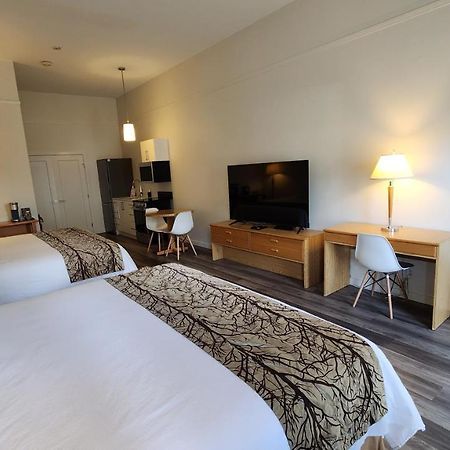 The Cedars Inn Hotel & Convention Centre กิบสันส์ ภายนอก รูปภาพ