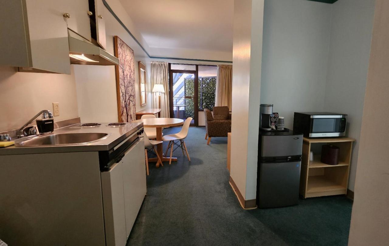 The Cedars Inn Hotel & Convention Centre กิบสันส์ ภายนอก รูปภาพ