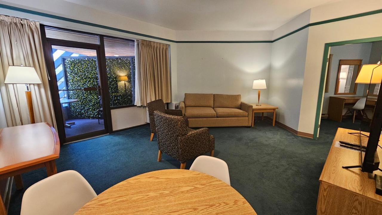 The Cedars Inn Hotel & Convention Centre กิบสันส์ ภายนอก รูปภาพ