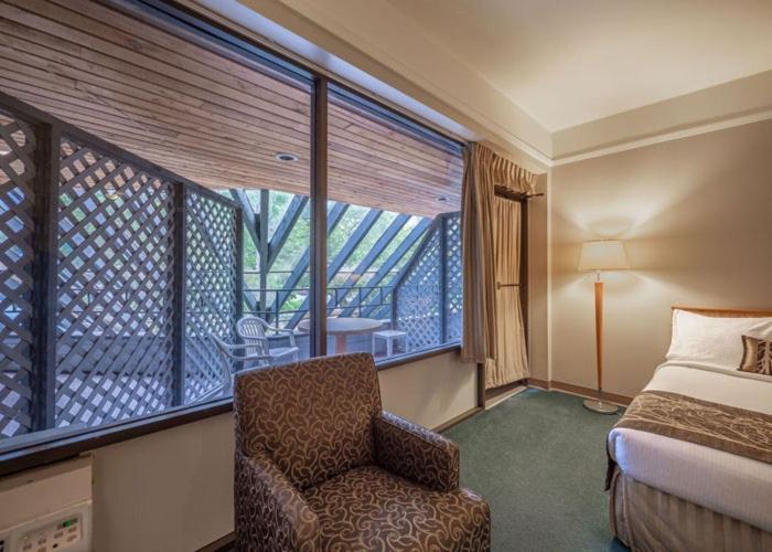The Cedars Inn Hotel & Convention Centre กิบสันส์ ภายนอก รูปภาพ